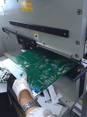 PCB V-Snijmachine Makkelijk te onderhouden Pneumatische en snijlengte 480 mm