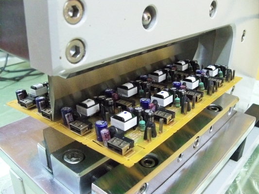 Lineaire Blade PCB V-Snijmachine met massief ijzeren frame voor 50 mm hoge componenten