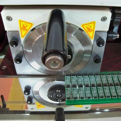Gebruikersvriendelijk ontwerp voor gemakkelijke bediening en onderhoud van PCB-separatormachine