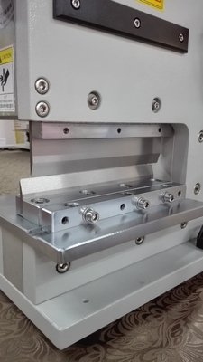 Lineaire Blade PCB V-Snijmachine met massief ijzeren frame voor 50 mm hoge componenten