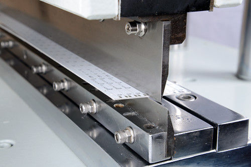 Verstelbare afstand V-snijdende pcb-afschilferingsmachine voor hoge componenten tot 1 inch